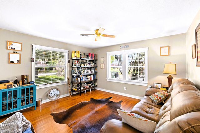 107 N River Drive, Columbus, TX 78934