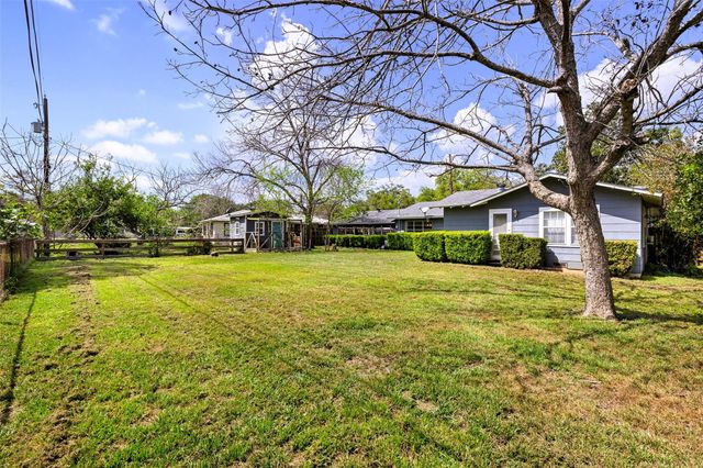 107 N River Drive, Columbus, TX 78934