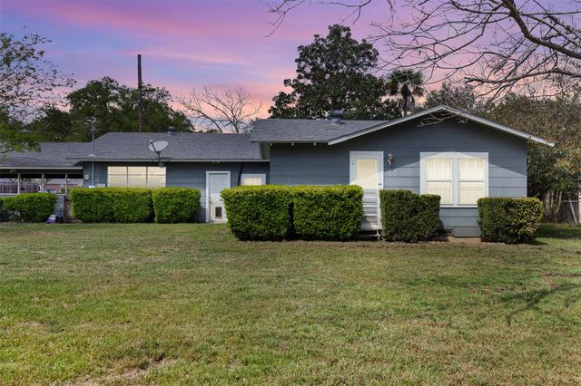 107 N River Drive, Columbus, TX 78934