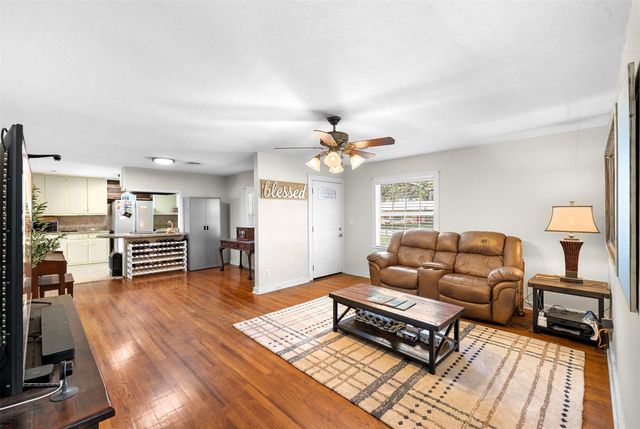 107 N River Drive, Columbus, TX 78934