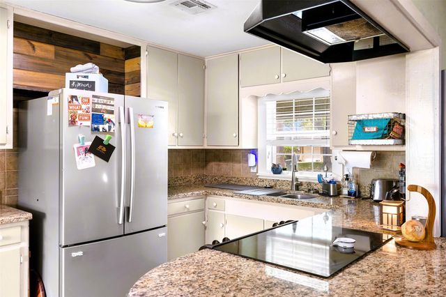 107 N River Drive, Columbus, TX 78934