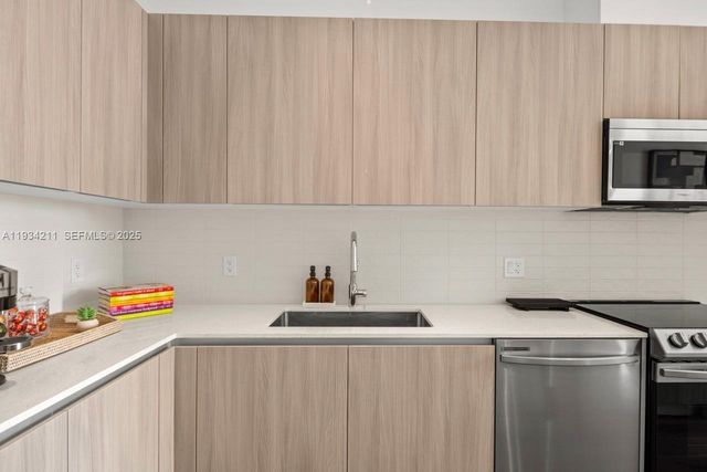 2800 SW 27th Terrace 1918, Miami, FL 33133