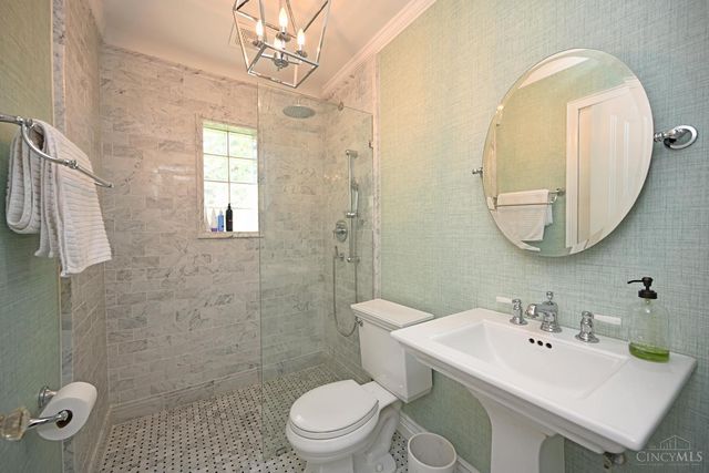 3301 Maplecrest Place, Cincinnati, OH 45209