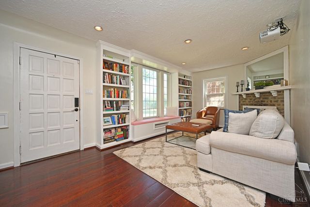 3301 Maplecrest Place, Cincinnati, OH 45209