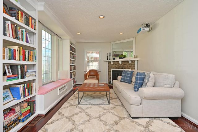 3301 Maplecrest Place, Cincinnati, OH 45209