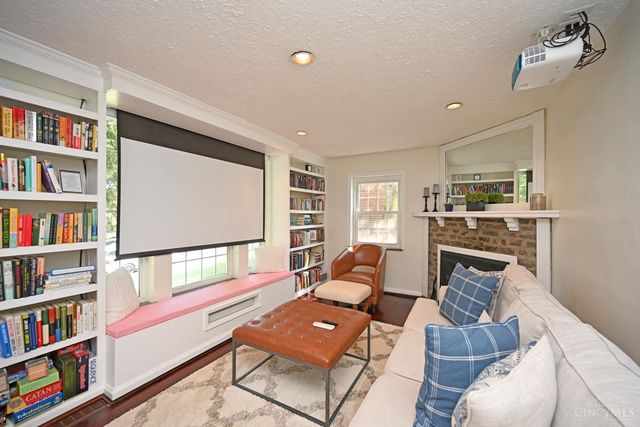 3301 Maplecrest Place, Cincinnati, OH 45209