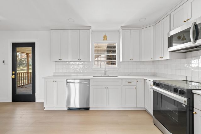 10 Castle Hill Court, Little Rock, AR 72227