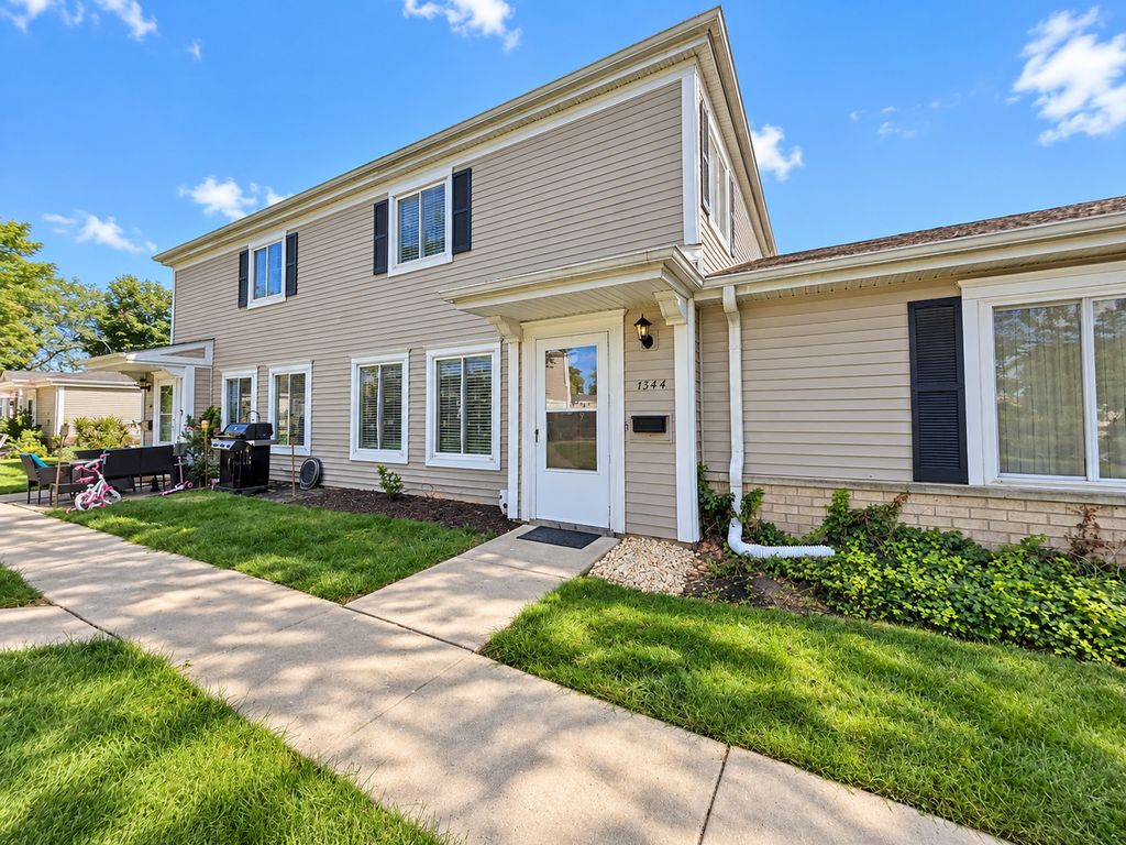 1344 Cove Drive, Prospect Heights, IL 60070