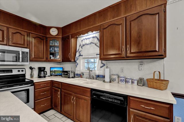 1727 COLONY DR, Reading, PA 19610