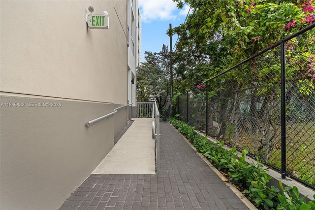 650 SW 1st St 304, Miami, FL 33130