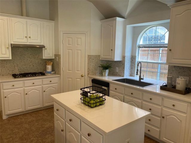 9421 Vista, Irving, TX 75063