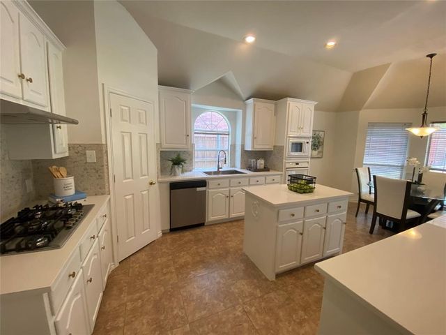 9421 Vista, Irving, TX 75063