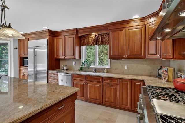 74 Dogwood Lane, Pleasantville, NY 10570