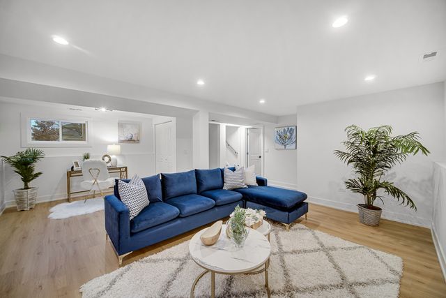 1845 Everett Avenue, Des Plaines, IL 60018