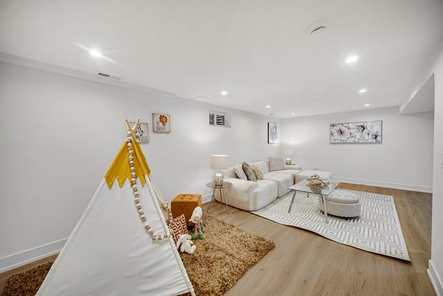 1845 Everett Avenue, Des Plaines, IL 60018