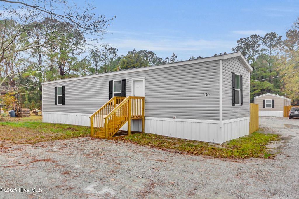 108 Gladewood Circle, New Bern, NC 28560