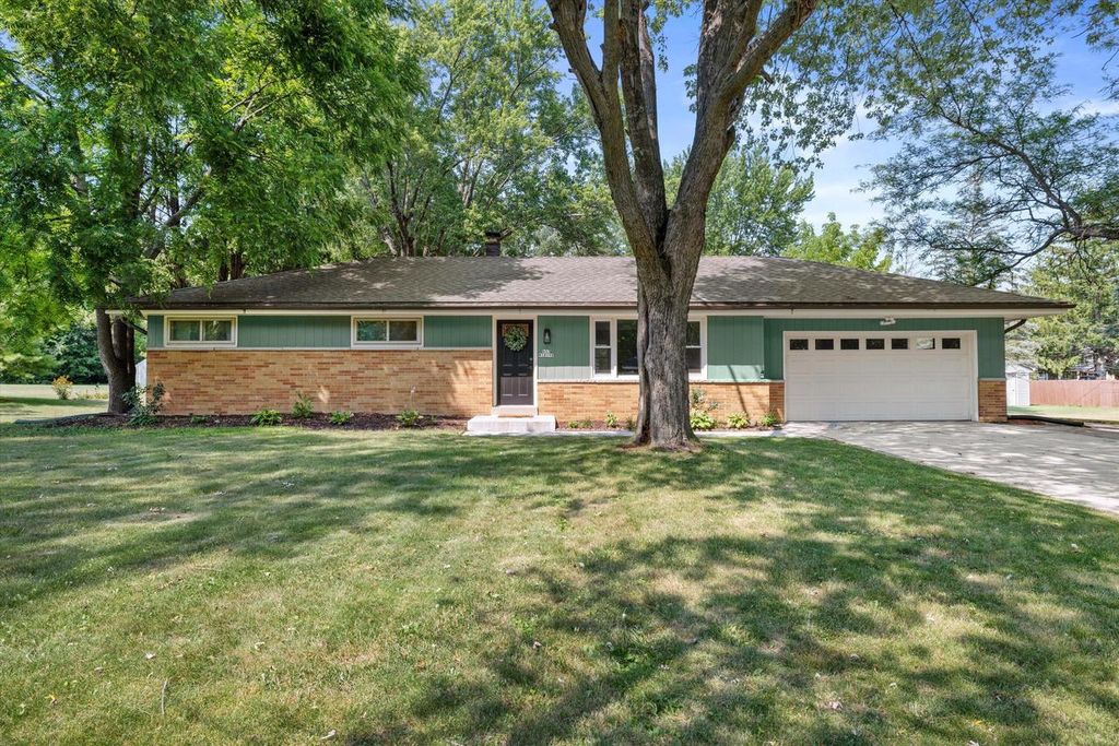 N57W18198 Juniper LANE, Menomonee Falls, WI 53051