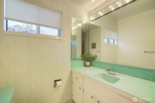 8501 42nd Street W, University Place, WA 98466