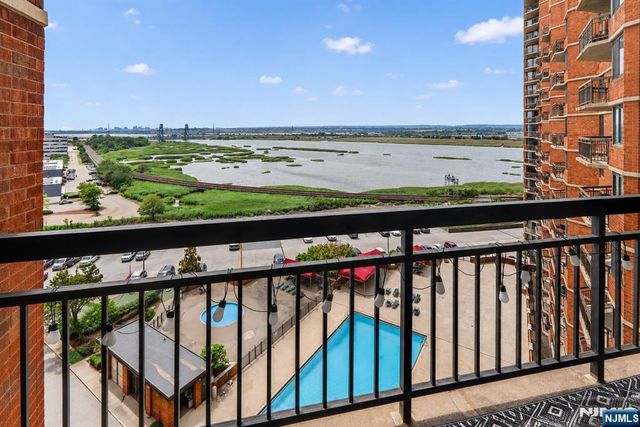 1020 Harmon Cove Tower 1020, Secaucus, NJ 07094