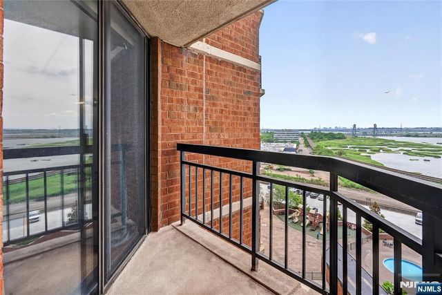 1020 Harmon Cove Tower 1020, Secaucus, NJ 07094