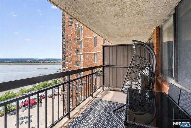 1020 Harmon Cove Tower 1020, Secaucus, NJ 07094