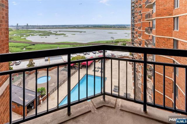 1020 Harmon Cove Tower 1020, Secaucus, NJ 07094