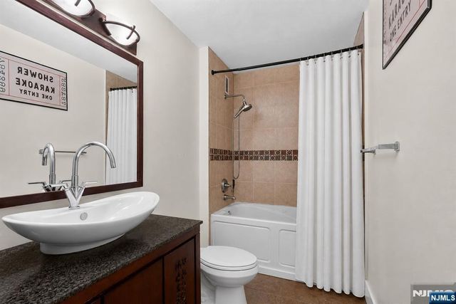 1020 Harmon Cove Tower 1020, Secaucus, NJ 07094