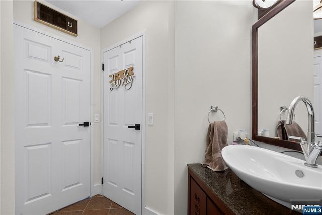 1020 Harmon Cove Tower 1020, Secaucus, NJ 07094