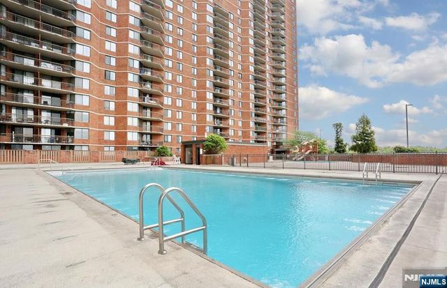 1020 Harmon Cove Tower 1020, Secaucus, NJ 07094