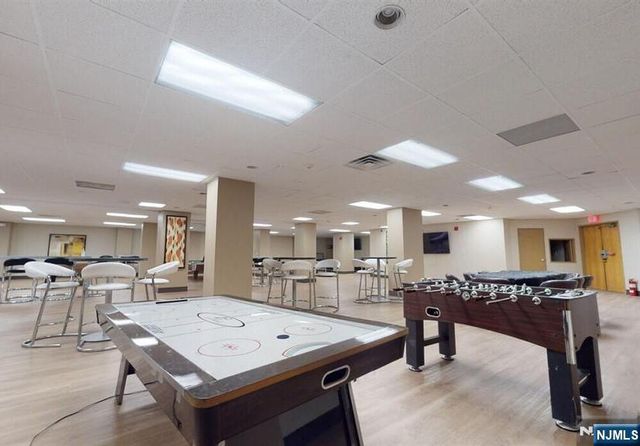 1020 Harmon Cove Tower 1020, Secaucus, NJ 07094