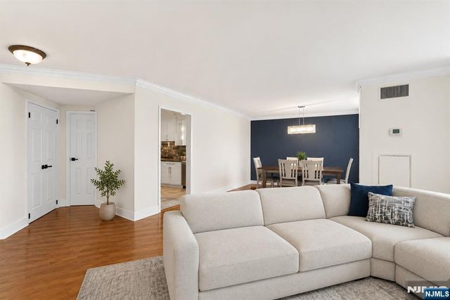 1020 Harmon Cove Tower 1020, Secaucus, NJ 07094
