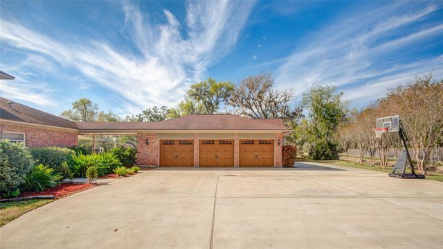 203 Teakwood Street, Lake Jackson, TX 77566