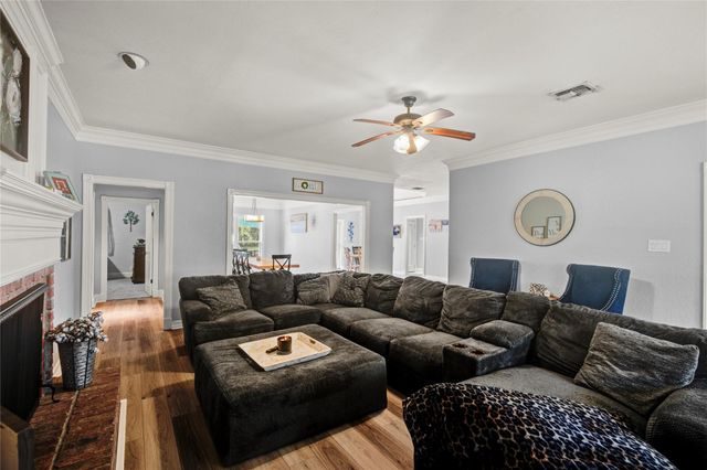 203 Teakwood Street, Lake Jackson, TX 77566