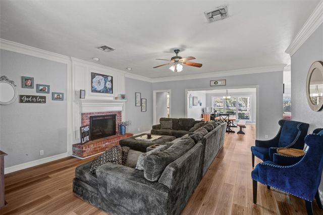 203 Teakwood Street, Lake Jackson, TX 77566