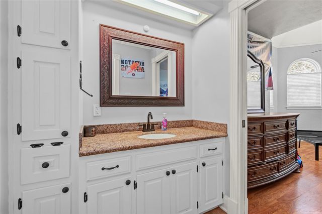 203 Teakwood Street, Lake Jackson, TX 77566