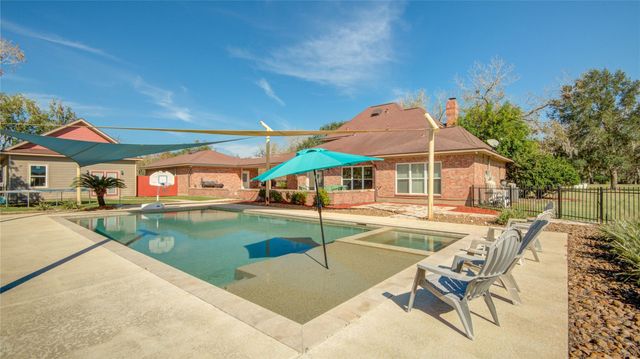 203 Teakwood Street, Lake Jackson, TX 77566