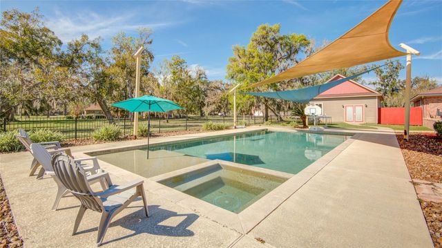 203 Teakwood Street, Lake Jackson, TX 77566