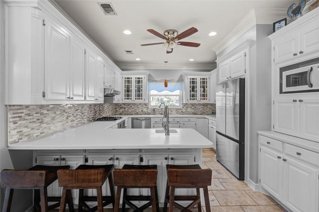 203 Teakwood Street, Lake Jackson, TX 77566