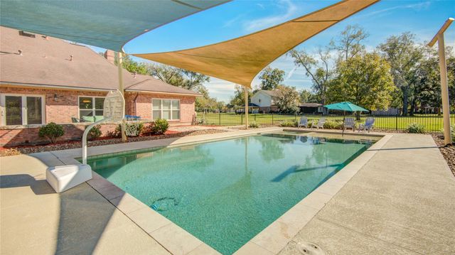 203 Teakwood Street, Lake Jackson, TX 77566