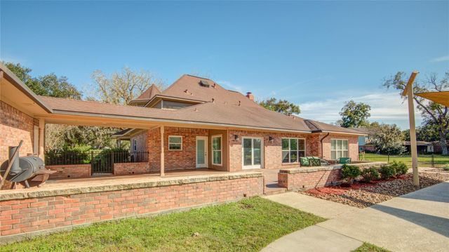 203 Teakwood Street, Lake Jackson, TX 77566