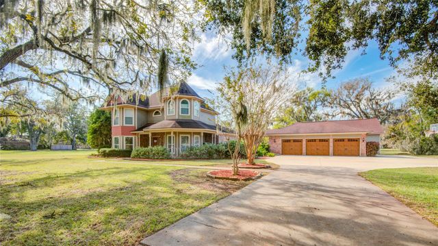 203 Teakwood Street, Lake Jackson, TX 77566