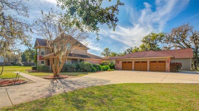 203 Teakwood Street, Lake Jackson, TX 77566