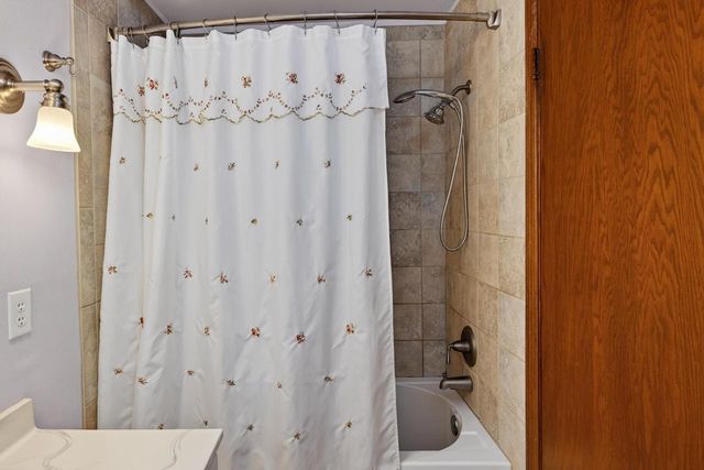 435 North Shore Drive, Belleville, WI 53508