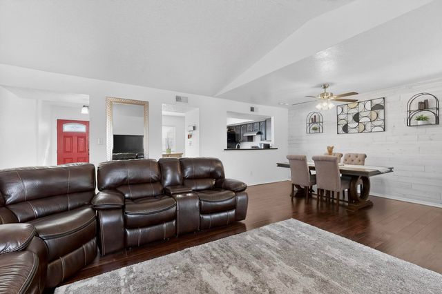 202 Pecos Loop SE, Rio Rancho, NM 87124