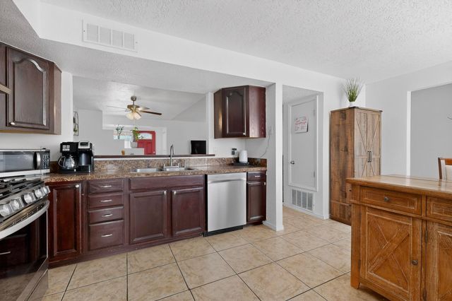 202 Pecos Loop SE, Rio Rancho, NM 87124