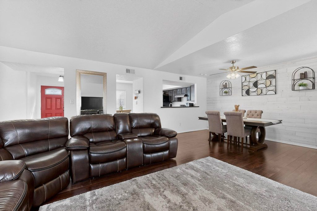 Image 10 of property listing at 202 Pecos Loop SE, Rio Rancho, NM 87124