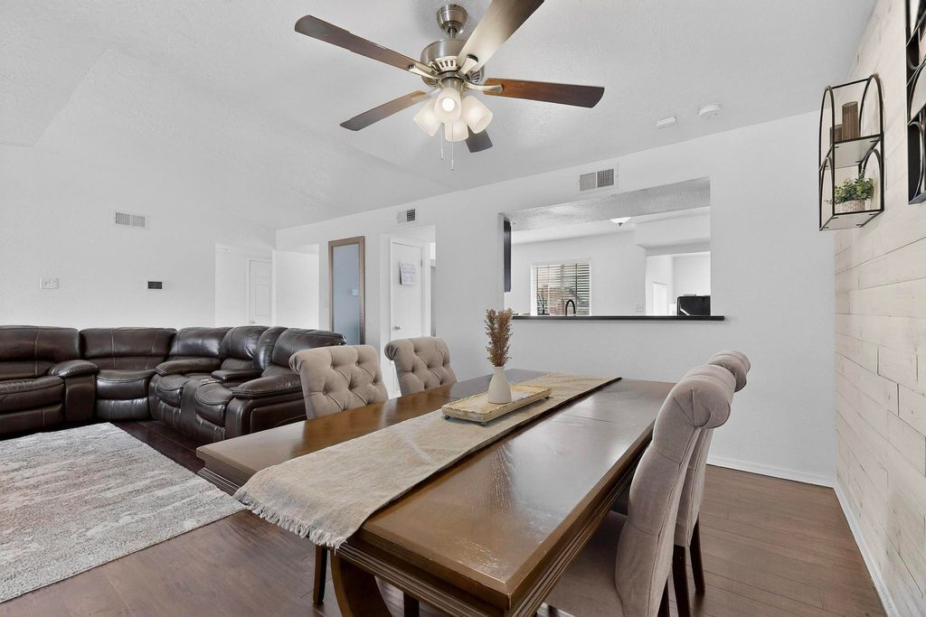 Image 12 of property listing at 202 Pecos Loop SE, Rio Rancho, NM 87124