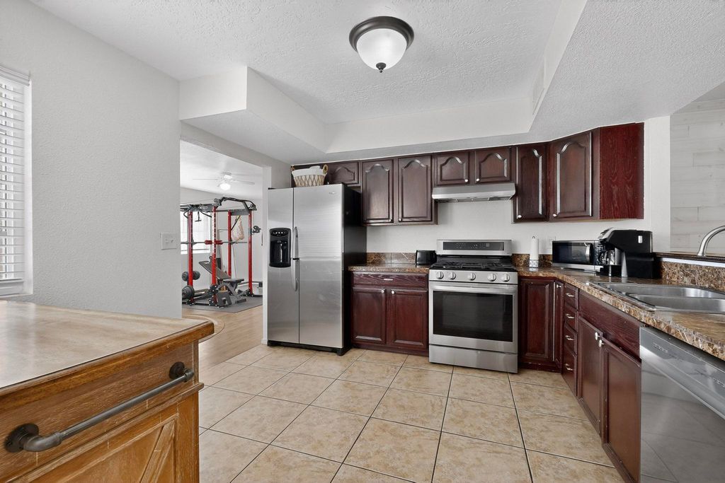 Image 3 of property listing at 202 Pecos Loop SE, Rio Rancho, NM 87124