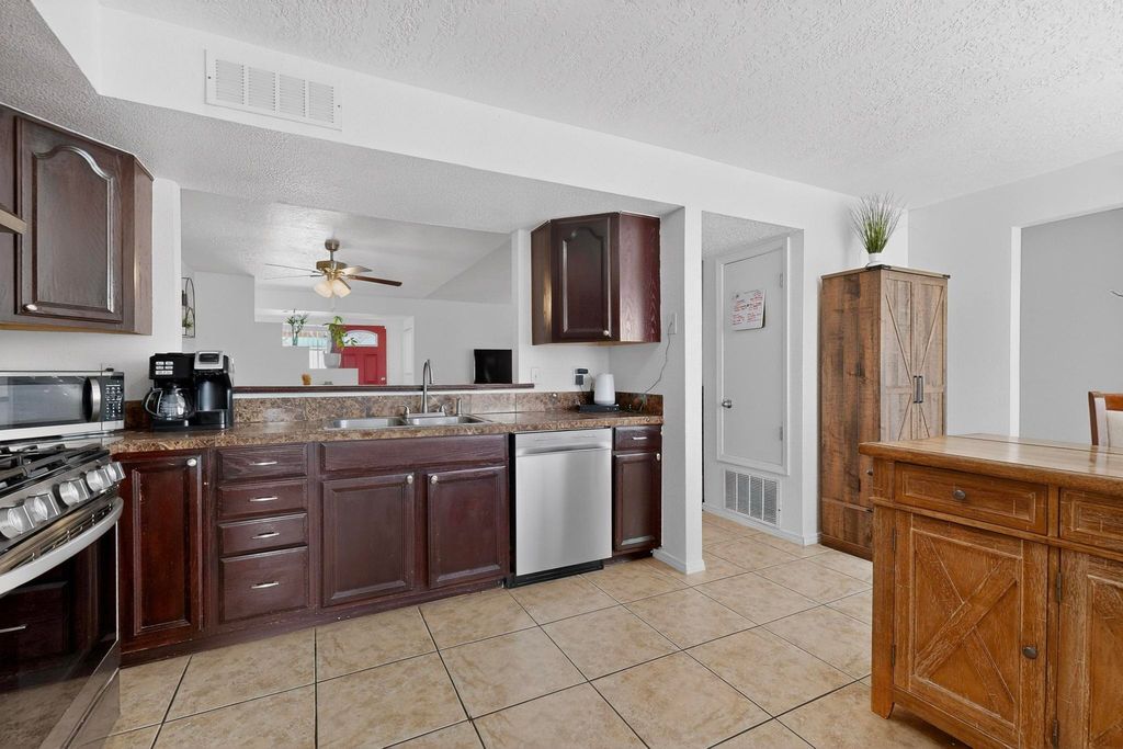 Image 5 of property listing at 202 Pecos Loop SE, Rio Rancho, NM 87124