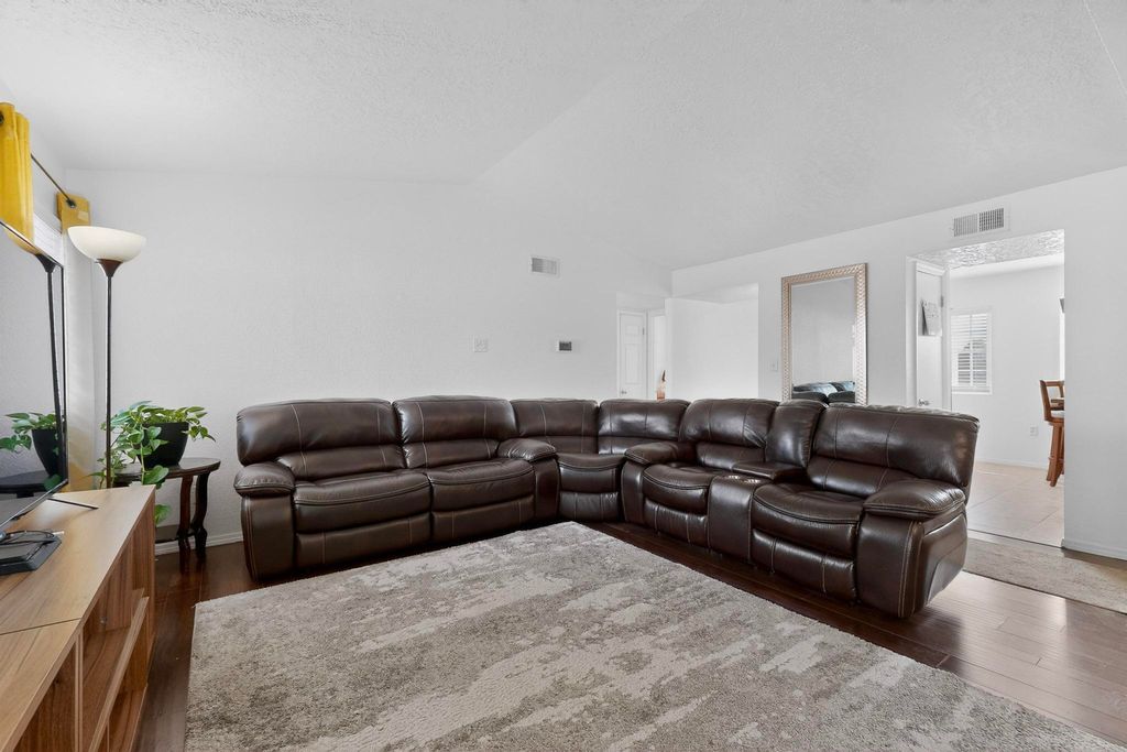 Image 8 of property listing at 202 Pecos Loop SE, Rio Rancho, NM 87124